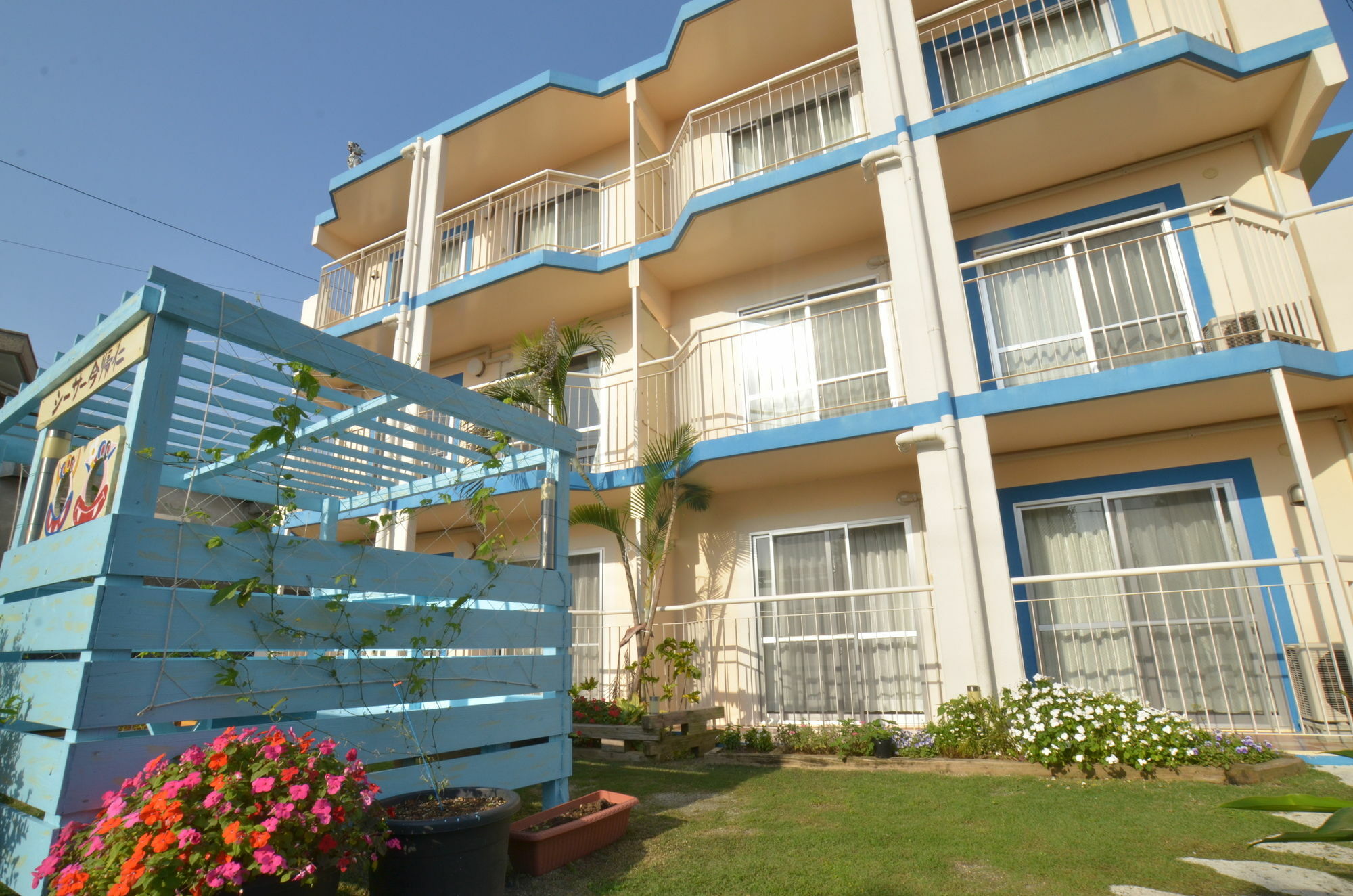 Condominium Ceaser Nakijin Eksteriør billede